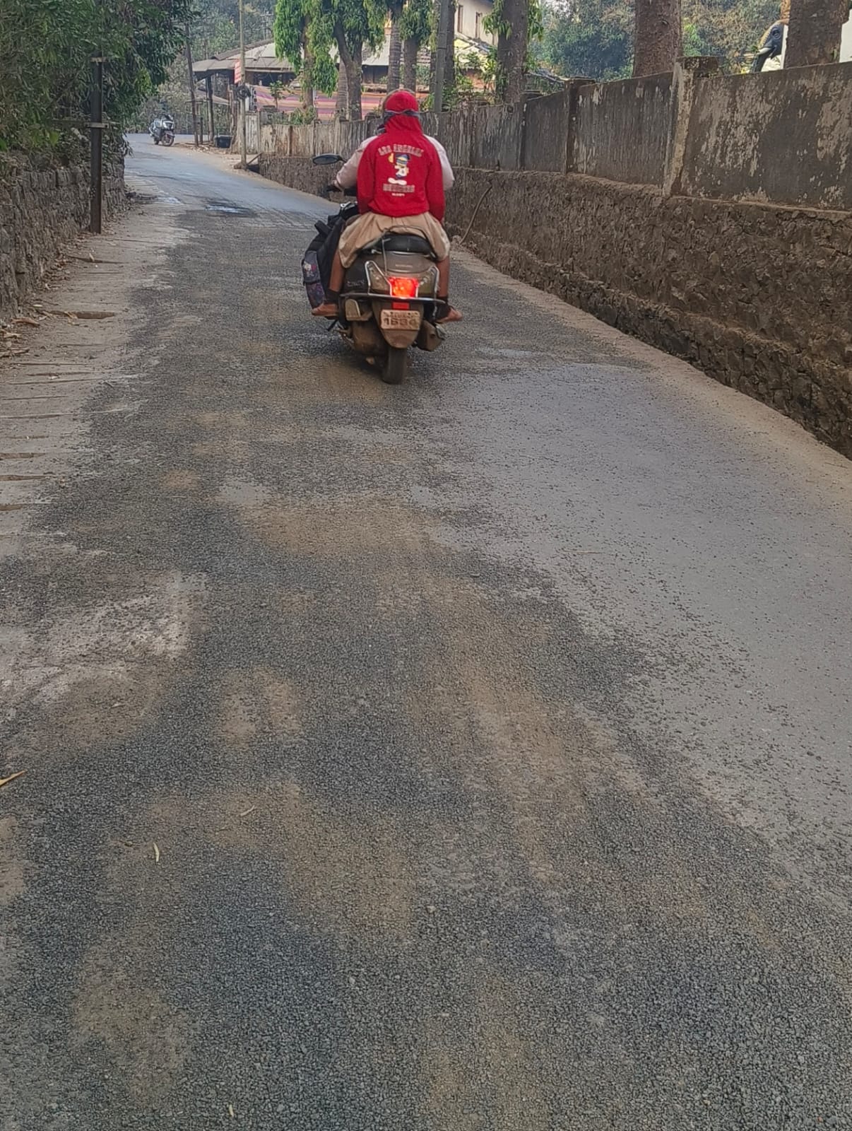 You are currently viewing सामाजिक कार्यकर्ते बबन डिसोझा यांच्या पाठपुराव्यामुळे गोविंदचित्र मंदिर–भटवाडी रस्त्यावरील धोकादायक खड्डे बुजवले