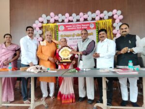 Read more about the article सुर्वे माणुसकीचा कैवार घेणारे कवी! – डाॅ. श्रीपाल सबनीस