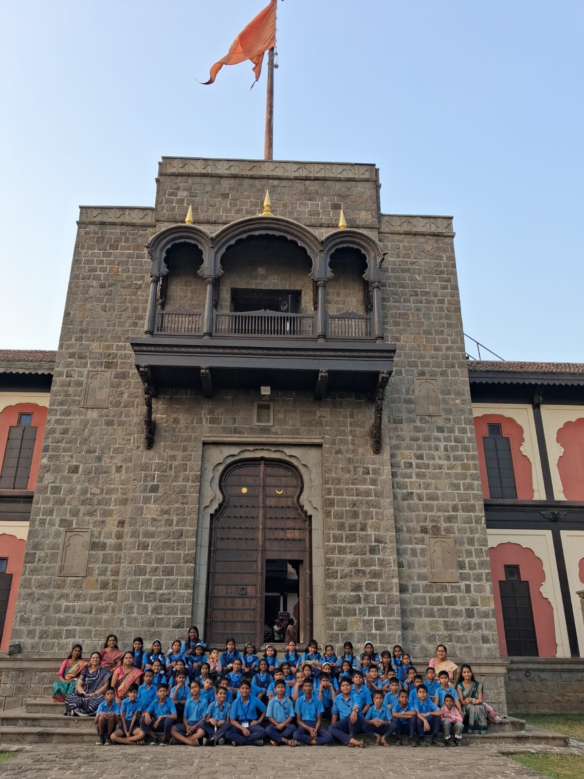 You are currently viewing शैक्षणिक क्षेत्र भेटीतून विद्यार्थ्यांनी घेतला शिवसृष्टी येथील शिवरायांच्या पराक्रमाचा थरारक अनुभव!