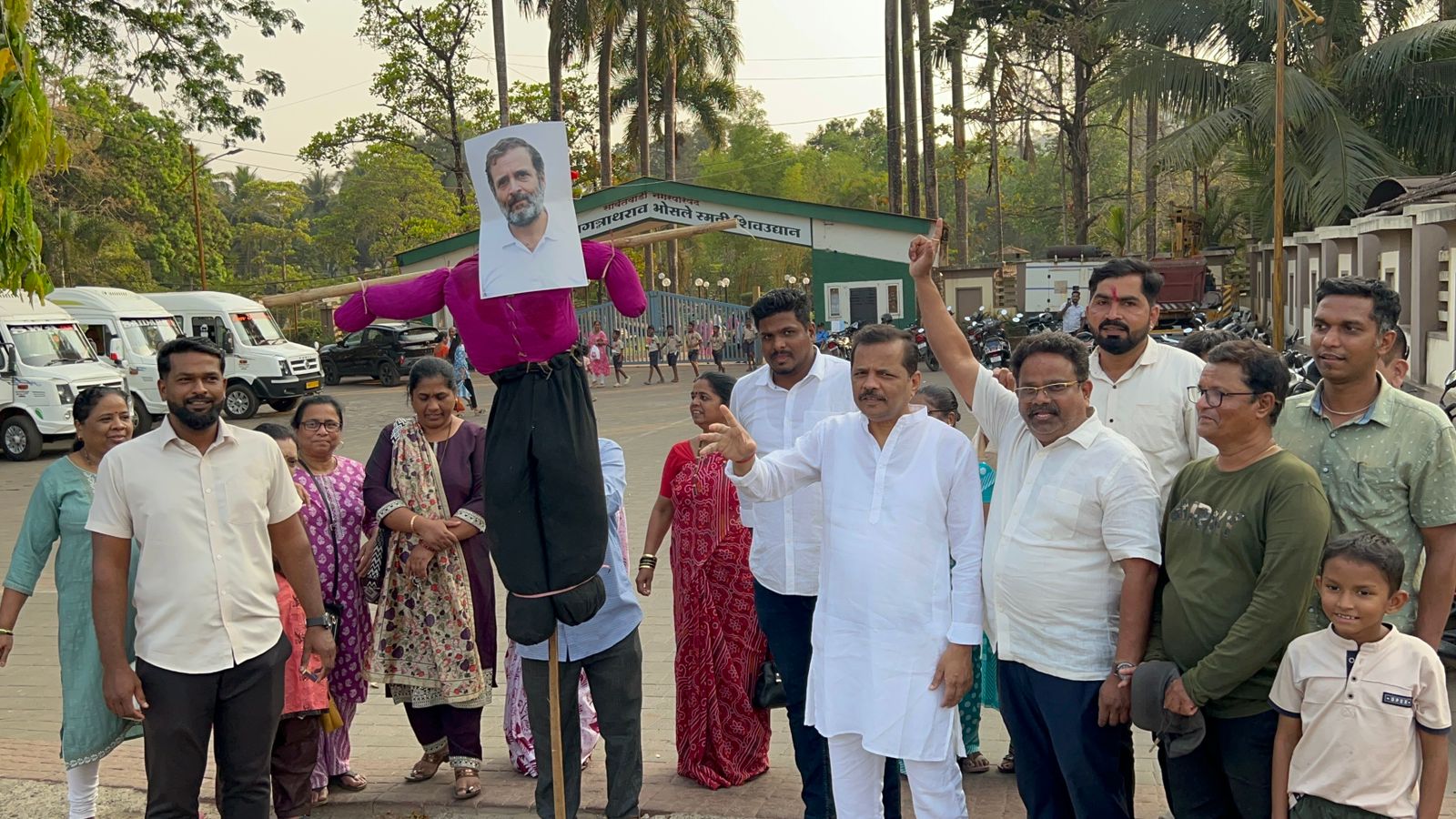 You are currently viewing सावंतवाडीत शिवसेनेचा आक्रमक निषेध; राहुल गांधींच्या पुतळ्याचे दहन