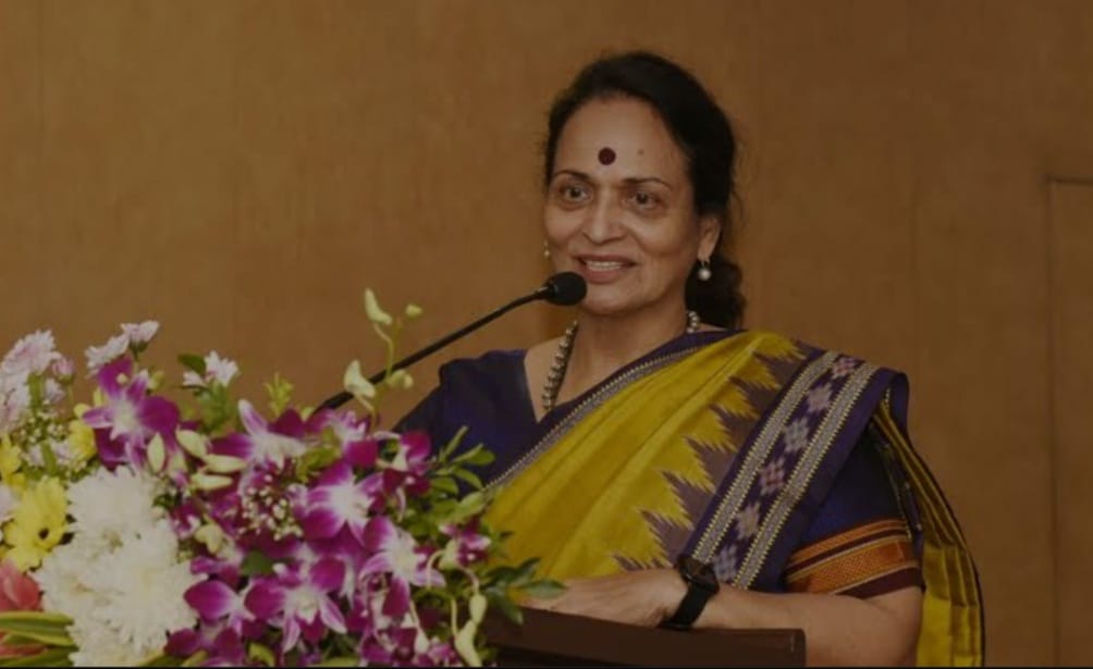 You are currently viewing सामाजिक बांधिलकी प्रतिष्ठानच्या वतीने तुम्ही जे काम करतात त्याला तोड नाही – निर्मला सामंत प्रभावळकर माजी महापौर मुंबई.