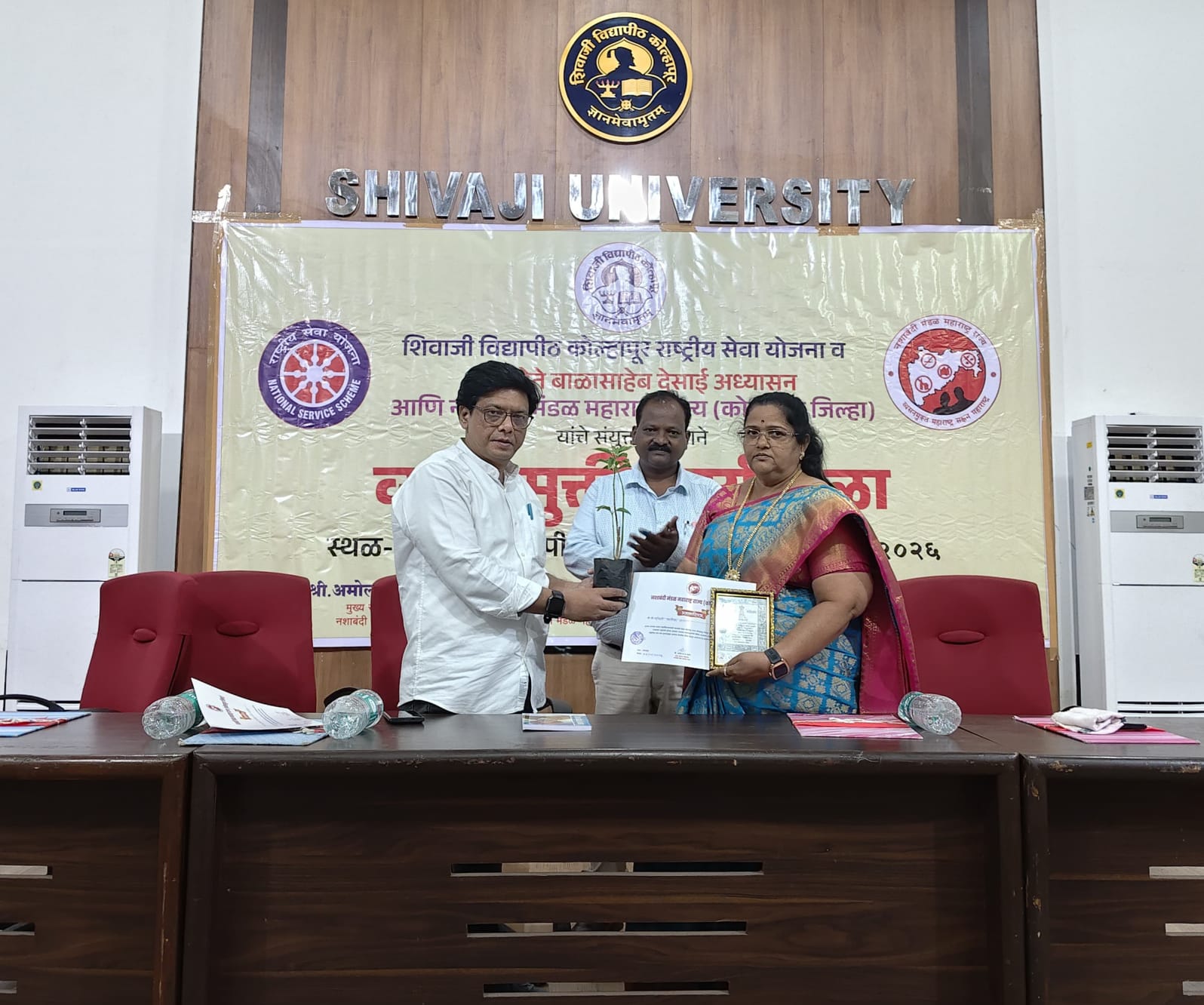 You are currently viewing व्यसनमुक्ती उपक्रमात योगदानाबद्दल मुख्याध्यापिका माणिक नागावे यांचा गौरव