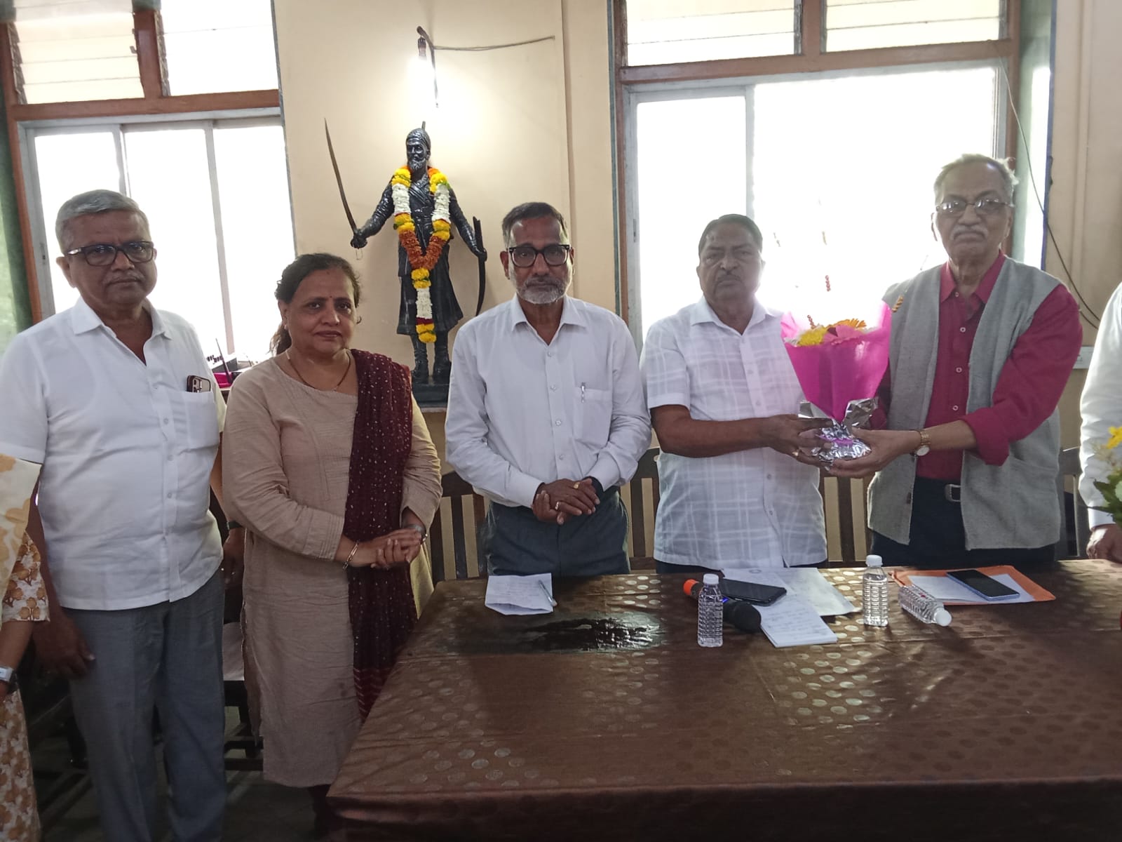 You are currently viewing विद्यार्थ्यांनी इंटरनेट ऐवजी पुस्तकांकडे वळावे – अशोक बेंडखळे