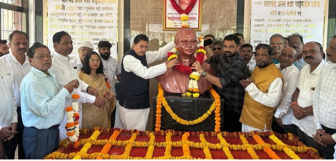 You are currently viewing माजगाव येथील प्रेरणा समाधीस्थळी भाईसाहेब सावंत यांना आदरांजली