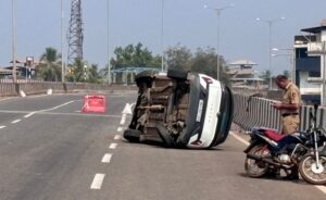 Read more about the article मुंबईहून गोव्याच्या दिशेने जाणाऱ्या कारचा कणकवलीत अपघात