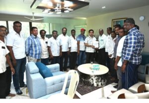 Read more about the article आंबा बागायतदारांच्या समस्या सोडवा, शेतकरी बागायतदार संघाचे पालकमंत्री ना .नितेश राणे यांना साकडे