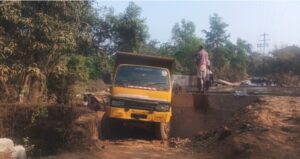 Read more about the article बांधकामाधीन पुलाला डंपरची धडक