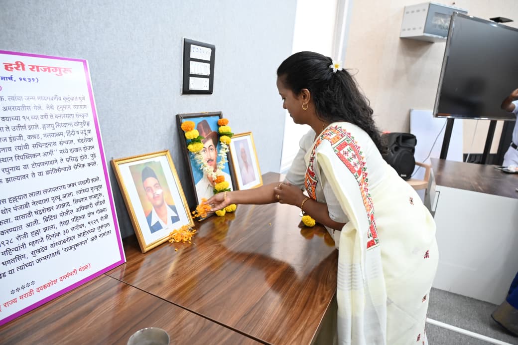 You are currently viewing शहीद दिनानिमित्त सिंधुदुर्ग जिल्हाधिकारी कार्यालयात अभिवादन