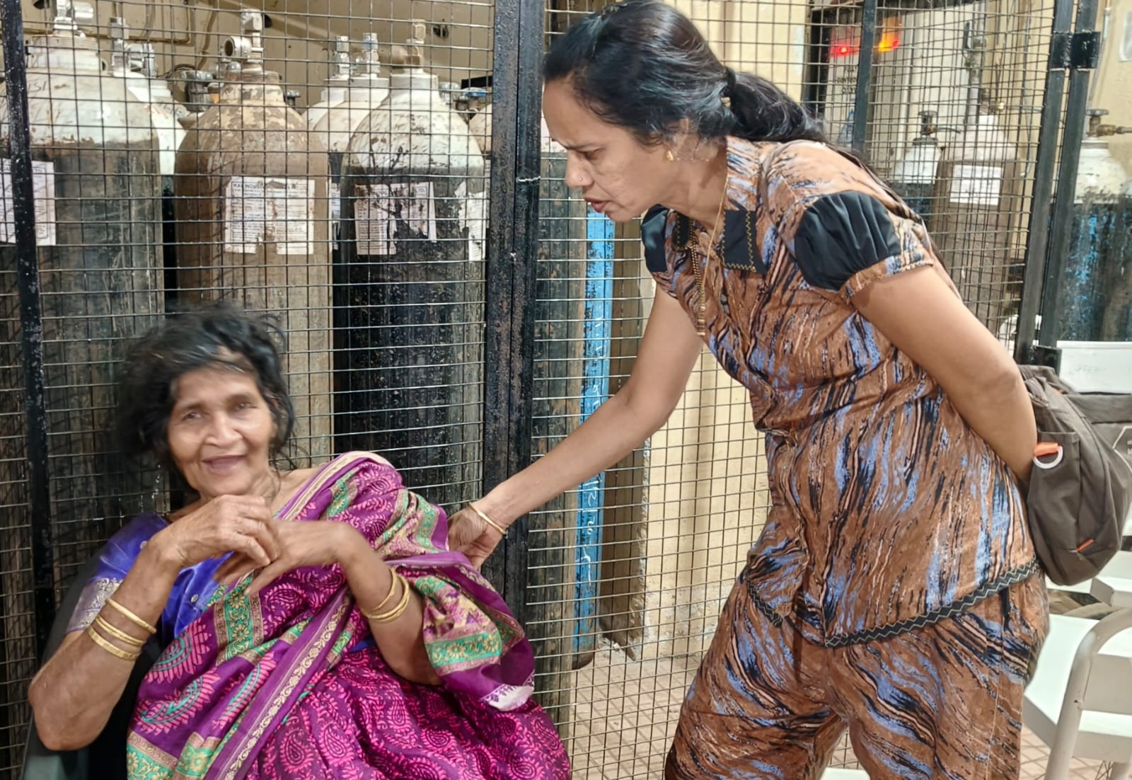 You are currently viewing ओटवणे येथील निराधार महिलेला सामाजिक बांधिलकीचा आधार