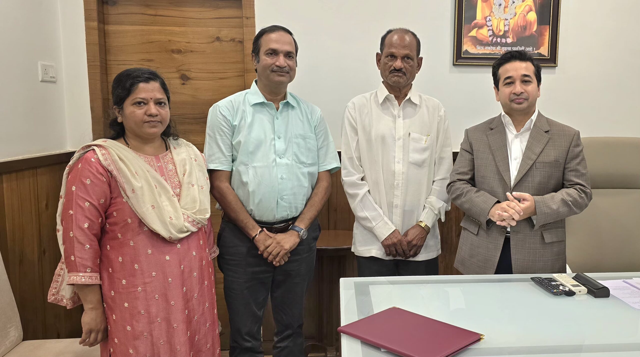 You are currently viewing मंत्रालयात नितेश राणे यांची सावंत कुटुंबीयांची भेट; कोकणात आंबा-काजू प्रक्रिया उद्योगांवर चर्चा
