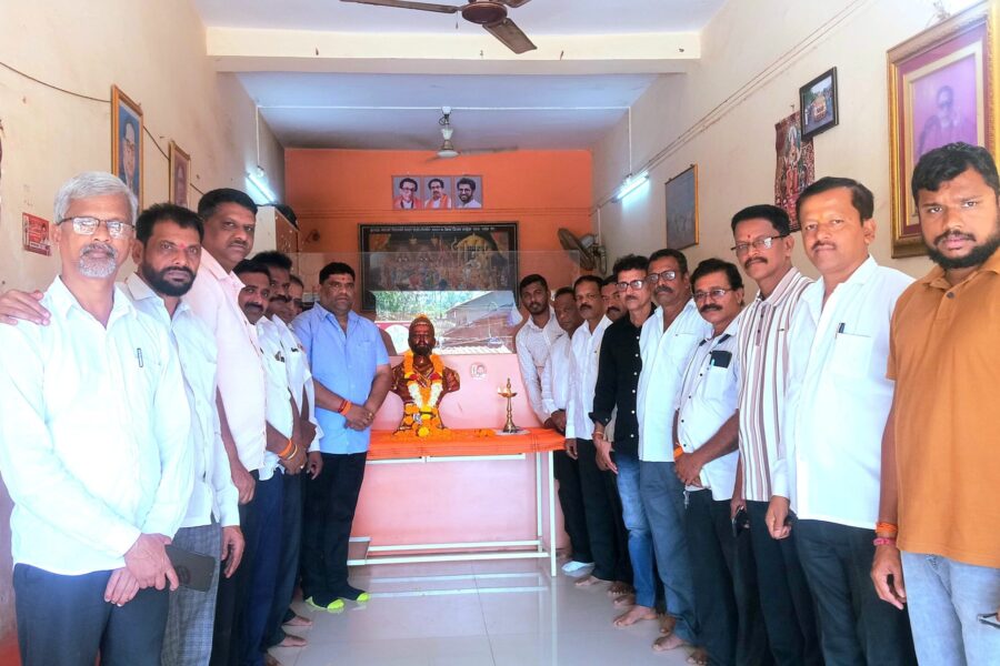 कुडाळ येथील शिवसेना उद्धव बाळासाहेब ठाकरे पक्षाच्या शाखेत तिथीप्रमाणे शिवजयंती साजरी