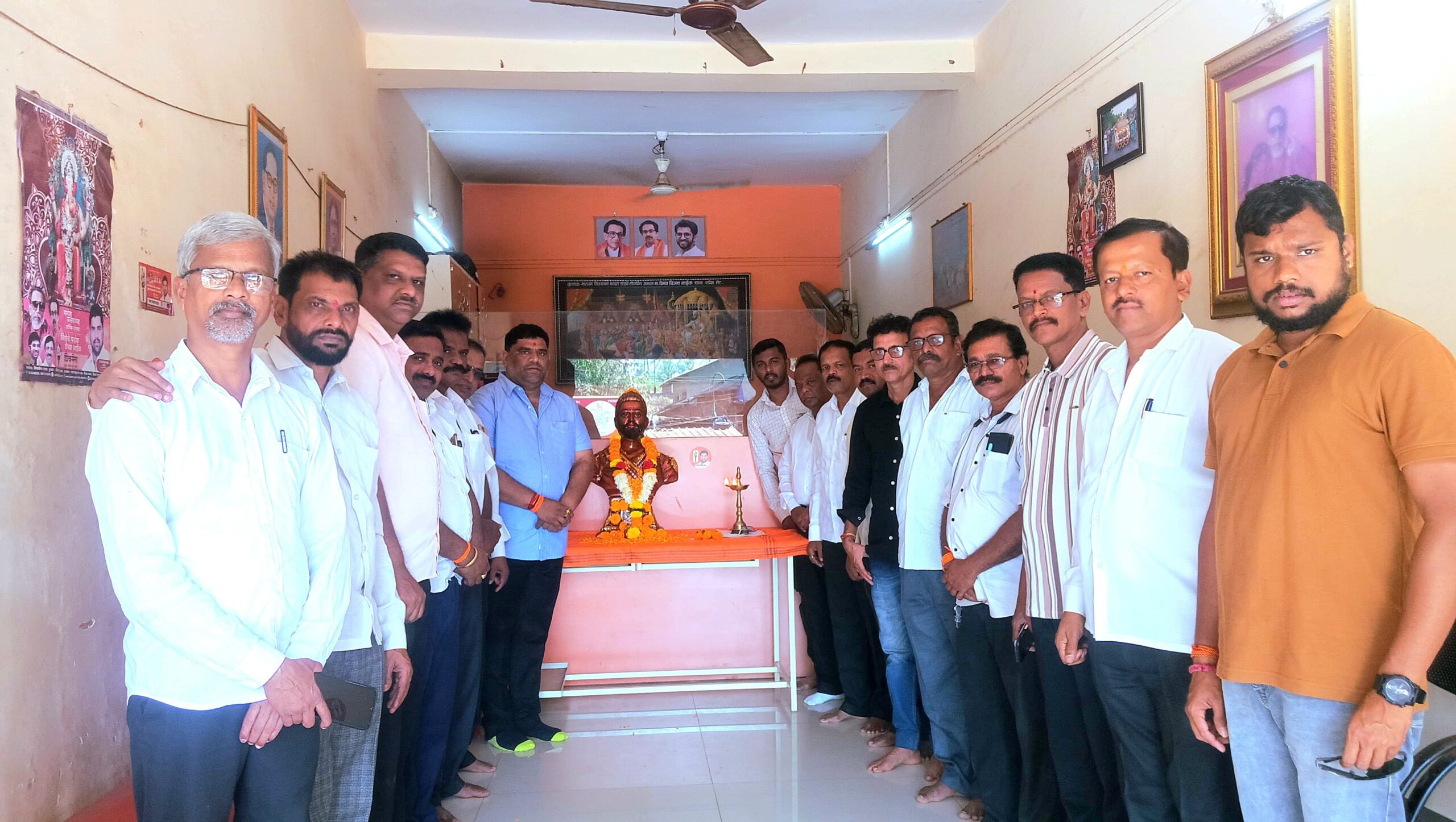 You are currently viewing कुडाळ येथील शिवसेना उद्धव बाळासाहेब ठाकरे पक्षाच्या शाखेत तिथीप्रमाणे शिवजयंती साजरी