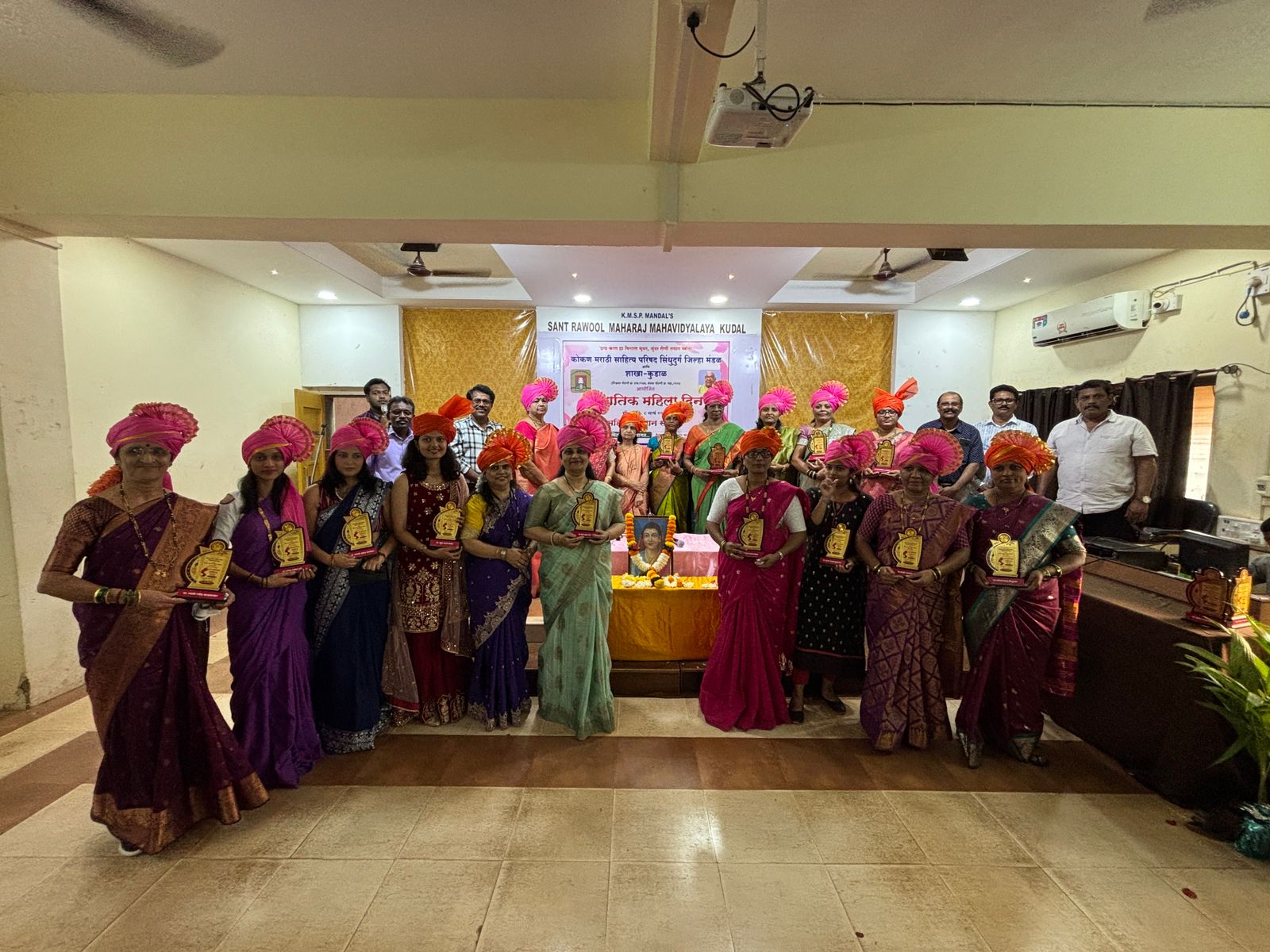 You are currently viewing जिल्ह्यातील कर्तृत्ववान महिलांचा गौरव करून कोकण मराठी साहित्य परिषद सिंधुदुर्गने साजरा केला जागतिक महिला दिन