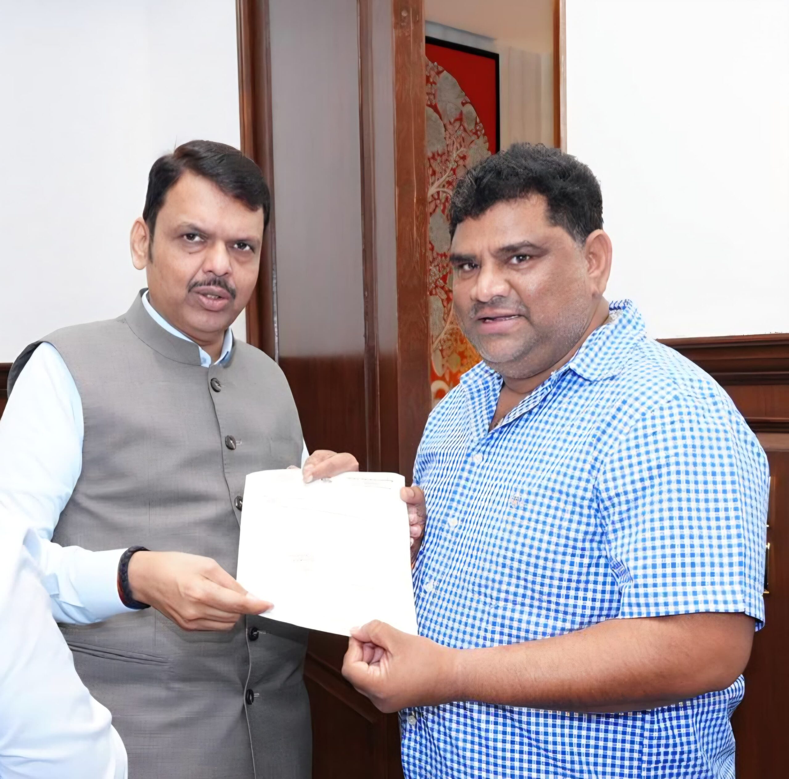 You are currently viewing नुकसानग्रस्त आंबा व काजू शेतकऱ्यांना राज्य सरकारच्या वतीने तात्काळ व भरघोस नुकसान भरपाई द्या