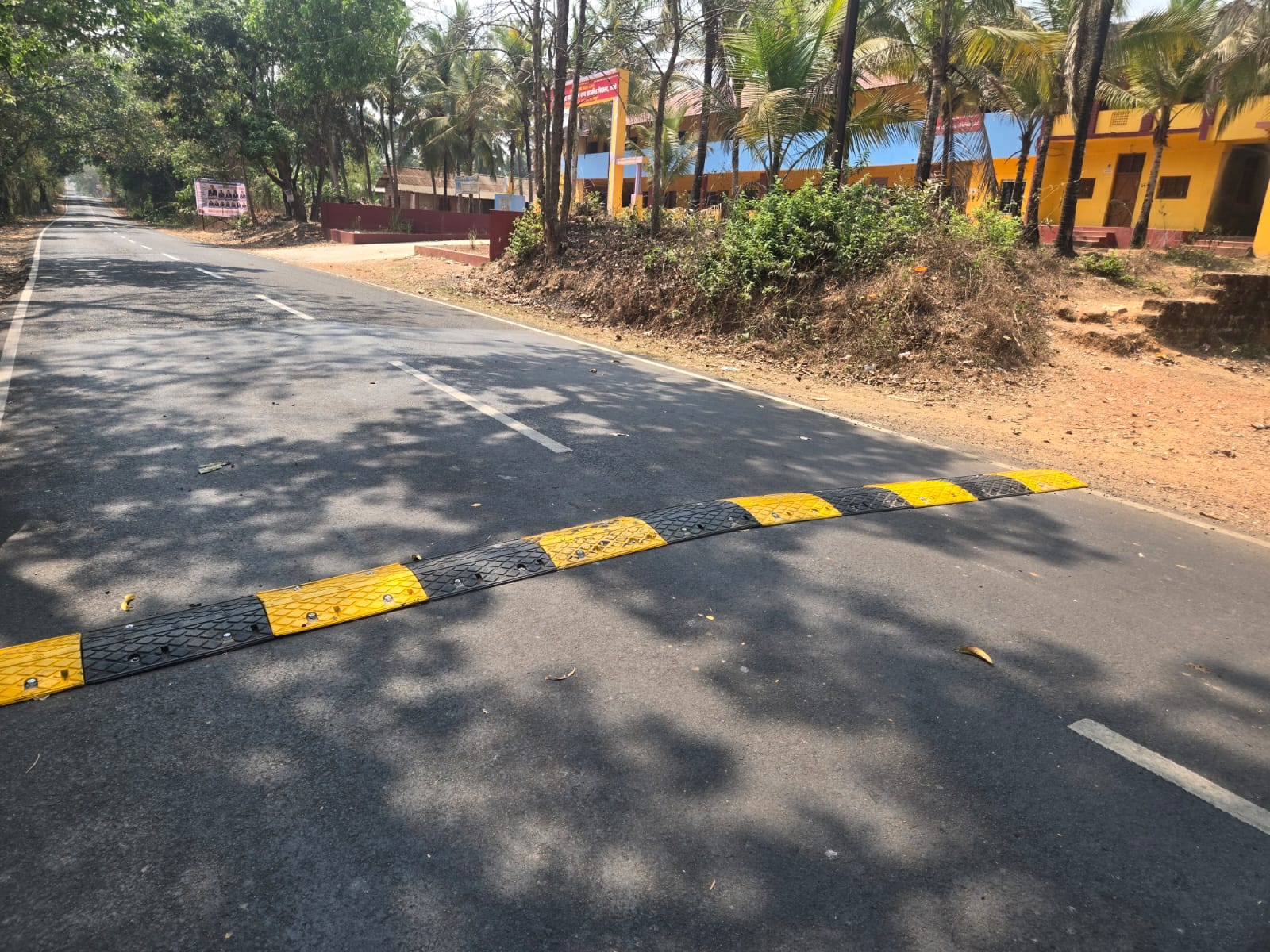 You are currently viewing नेमळे हायस्कूल समोरील त्या धोकादायक रस्त्यावर संदिप गावडे यांच्या माध्यमातून स्पिडब्रेकर बसविण्याचे काम पूर्ण