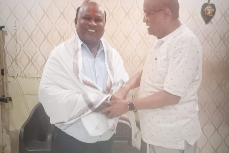 लोकशाहीर अण्णा भाऊ साठे चरित्र साधने प्रकाशन समितीवर डॉ. धनंजय भिसे; हेमंत हरहरे यांच्याकडून सत्कार