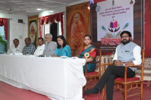 Read more about the article ग्रंथालय हे ज्ञानाचे भांडार! – बाबा भांड