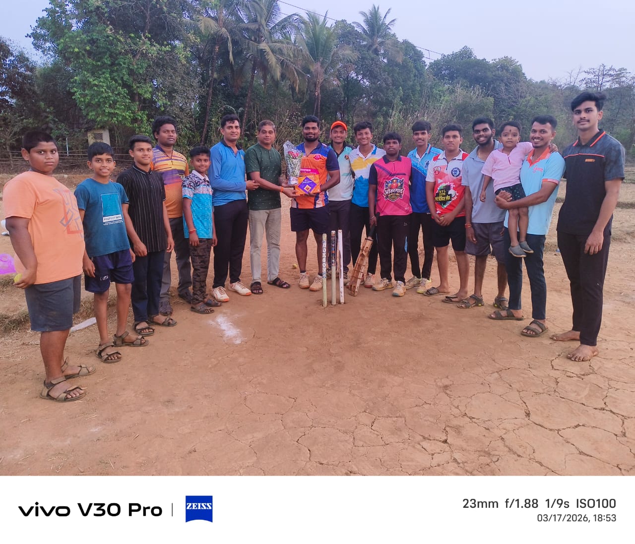 You are currently viewing क्रिकेटच्या मैदानावर अनोखा वाढदिवस साजरा – के. के. परब यांना खास शुभेच्छा