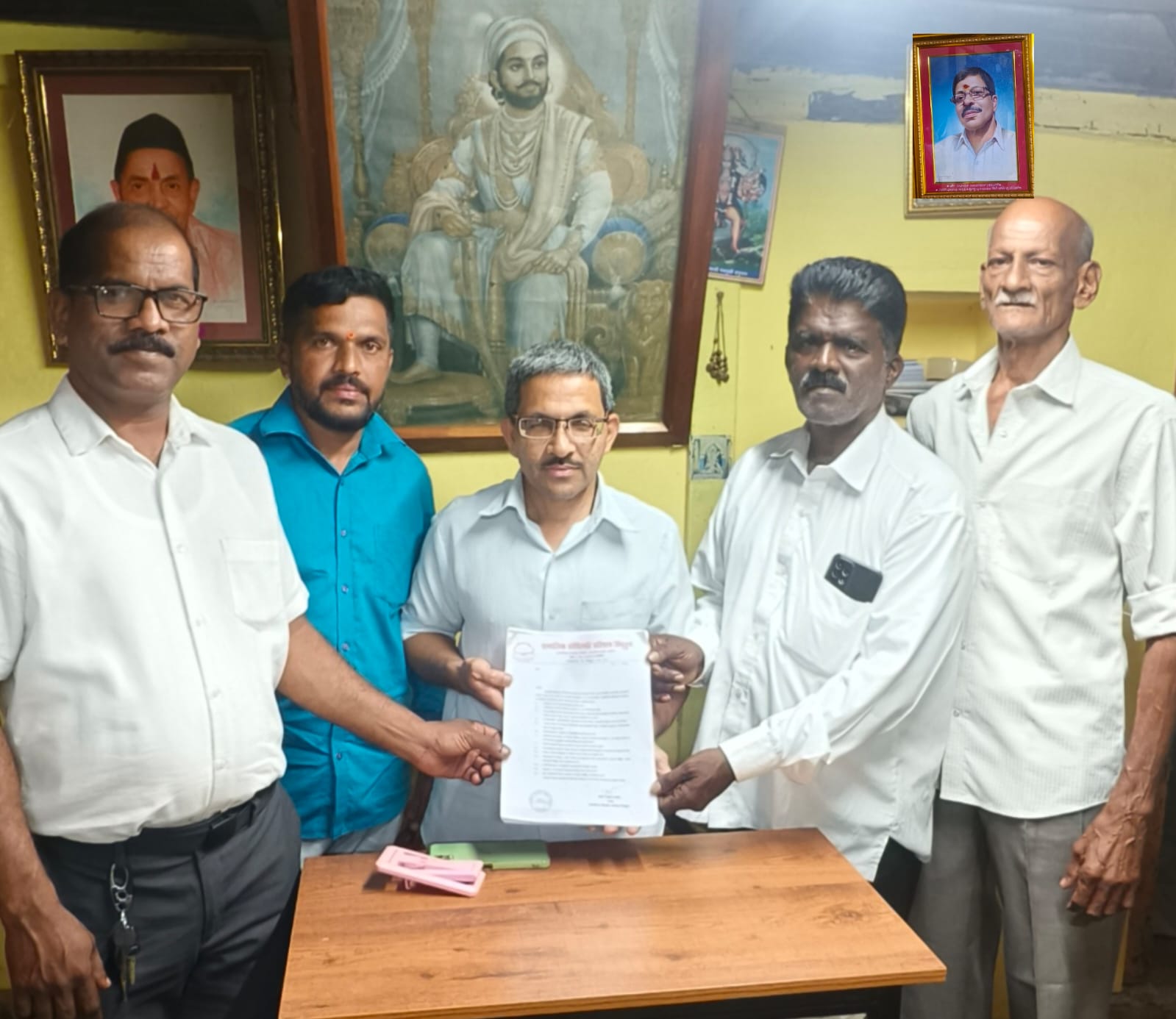 You are currently viewing सामाजिक बांधिलकीच्या रुग्णवाहिकेसाठी कै.प्रशांत आत्माराम अळवणी यांच्या स्मरणार्थ शशिकला अळवणी परिवार यांच्या कडून 25 हजार रुपये ची देणगी.