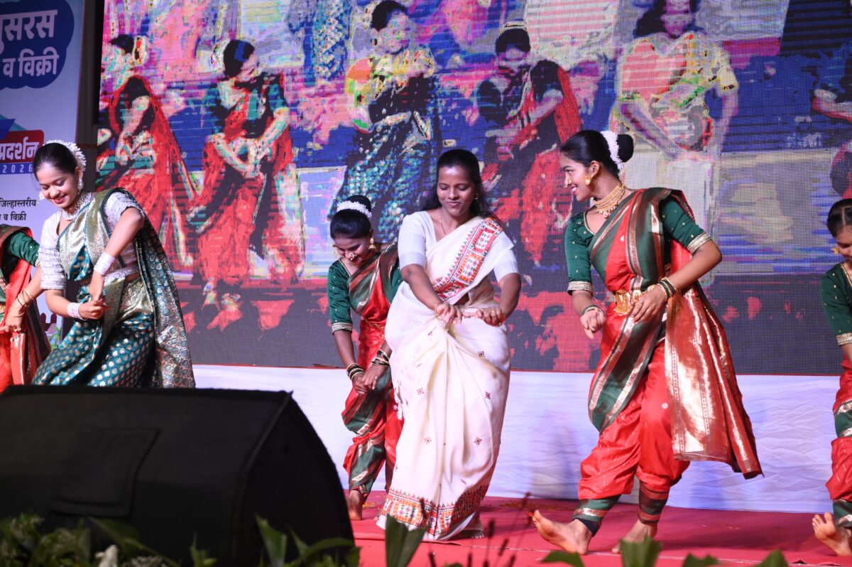 You are currently viewing कुडाळमध्ये ‘सिंधु सरस’ प्रदर्शनात जिल्हाधिकाऱ्यांचा उत्स्फूर्त सहभाग