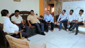 Read more about the article सुशांत दळवी कुटुंबियांचे मा.आ. वैभव नाईक, परशुराम उपरकर यांनी केले सांत्वन