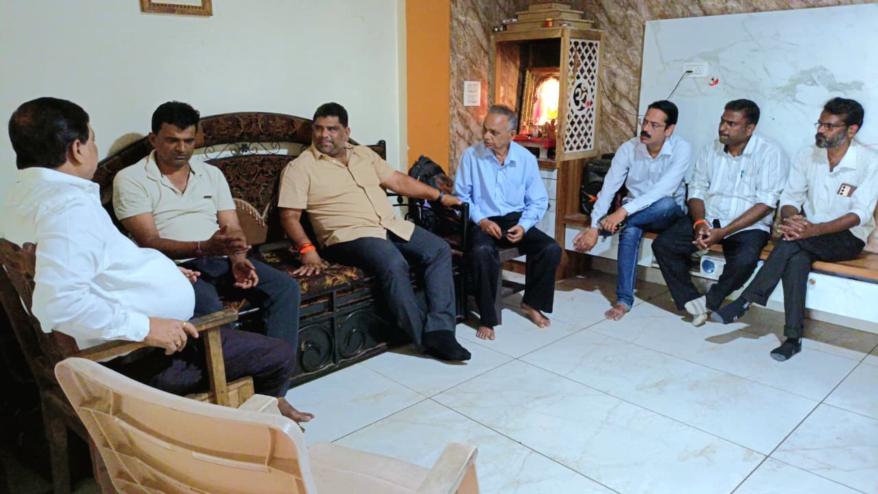 You are currently viewing सुशांत दळवी कुटुंबियांचे मा.आ. वैभव नाईक, परशुराम उपरकर यांनी केले सांत्वन