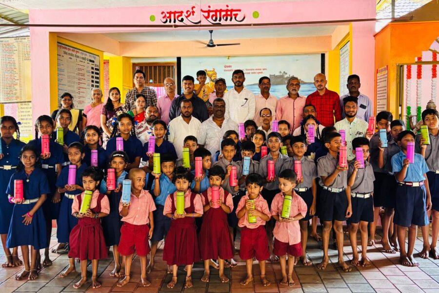 हुमरस येथे माजी आम. वैभव नाईक यांच्या वाढदिवसानिमित्त विद्यार्थ्यांना साहित्य व अल्पोपहार वाटप