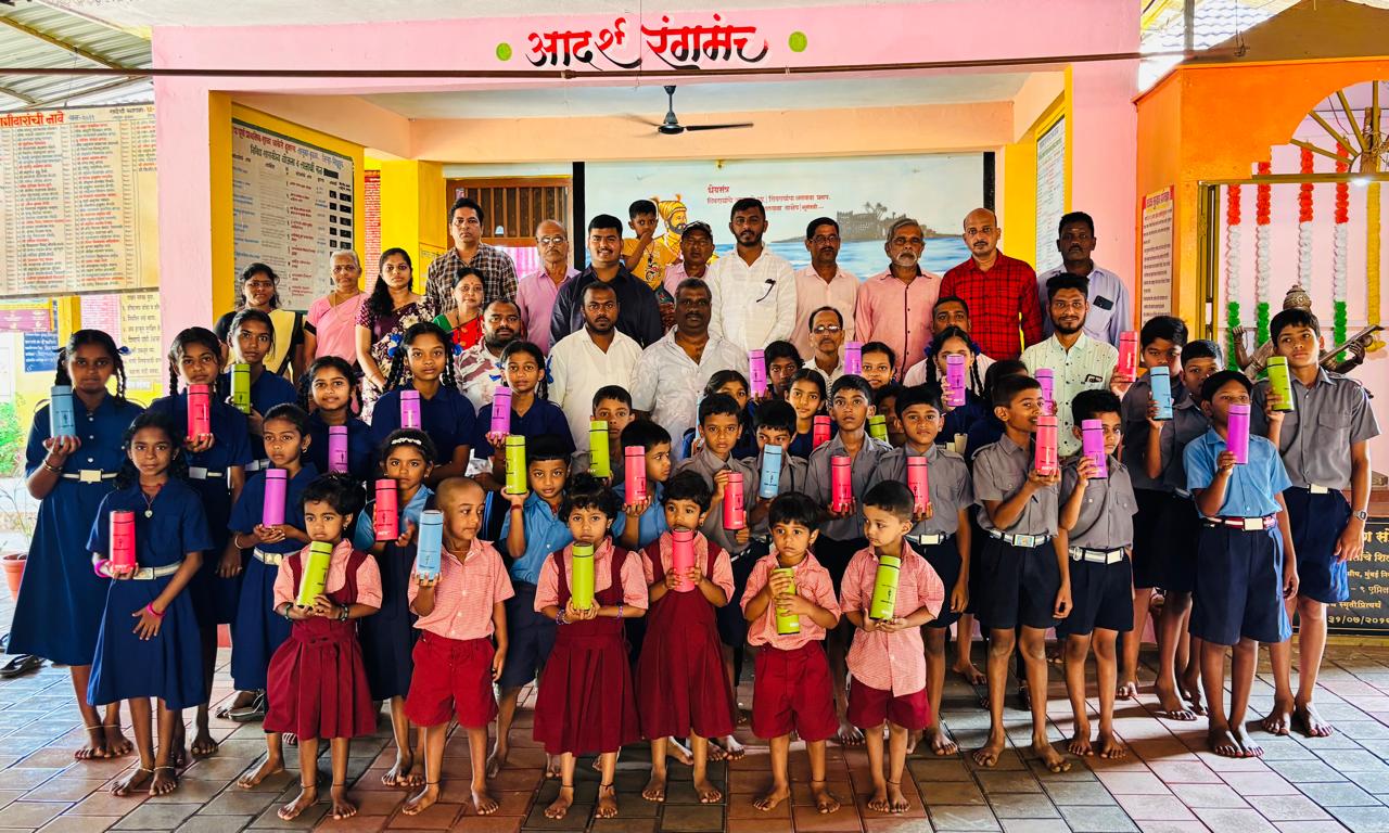 You are currently viewing हुमरस येथे माजी आम. वैभव नाईक यांच्या वाढदिवसानिमित्त विद्यार्थ्यांना साहित्य व अल्पोपहार वाटप