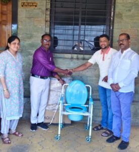 Read more about the article वाढदिवसानिमित्त शुभम घावरे यांची सामाजिक बांधिलकी; रुग्णांसाठी कमोड चेअर भेट
