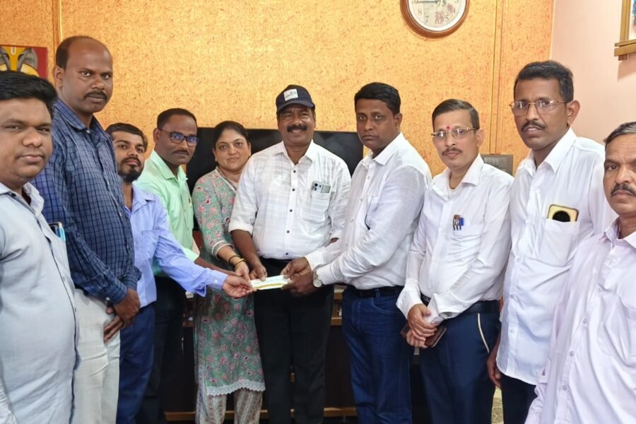 नवयुवक कला क्रीडा मंडळाकडून रुग्णवाहिका उपक्रमासाठी १० हजारांची मदत