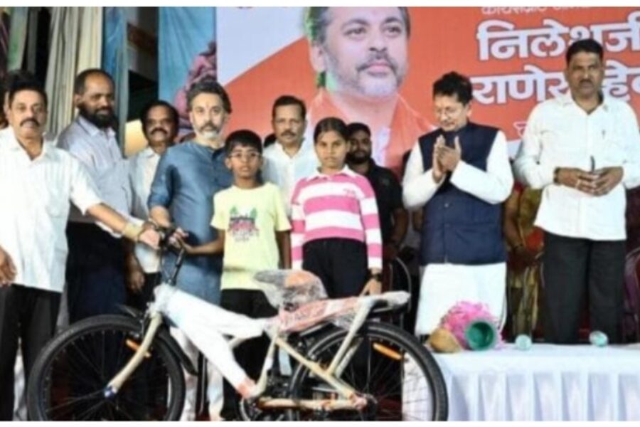 निलेश राणे यांच्या वाढदिवसानिमित्त विद्यार्थ्यांना सायकल वाटपाचा उपक्रम