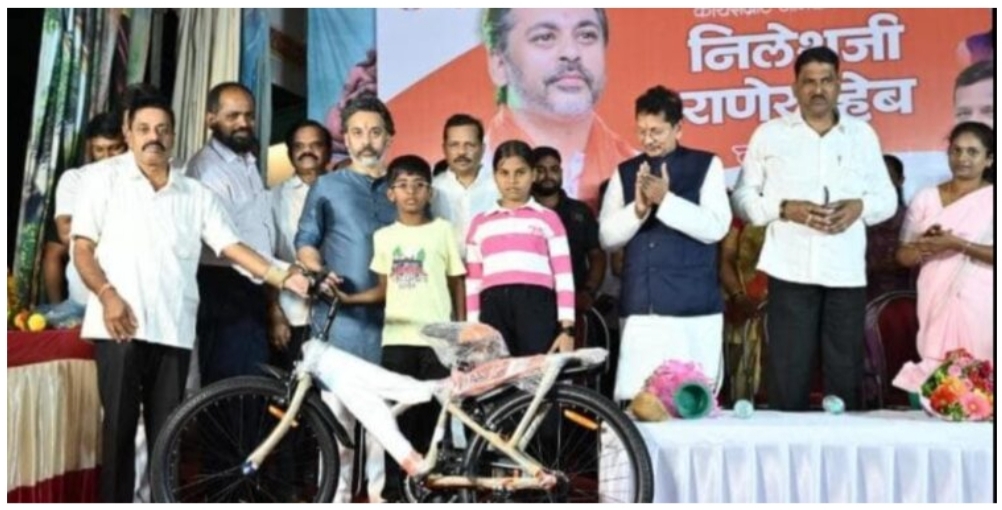 You are currently viewing निलेश राणे यांच्या वाढदिवसानिमित्त विद्यार्थ्यांना सायकल वाटपाचा उपक्रम