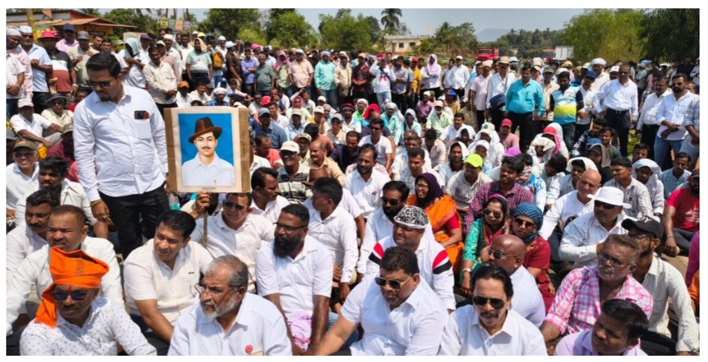 You are currently viewing मागण्या मान्य होईपर्यंत ठिय्या; नांदगाव तिठ्यावर आंबा-काजू शेतकऱ्यांचा चक्का जाम