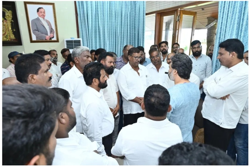 You are currently viewing मालवणात मच्छीमारांच्या समस्या ऐकून घेण्यासाठी आमदार निलेश राणेंची बैठक; डिझेल दर व जेटी उभारणीवर भर