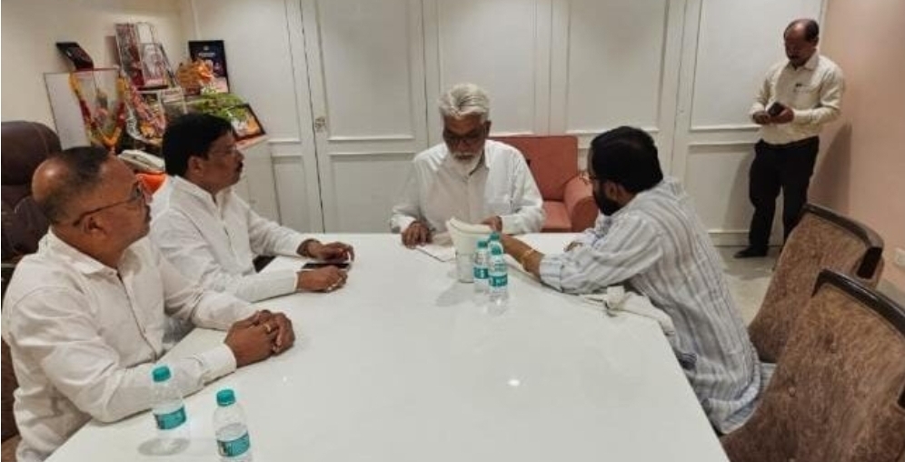 You are currently viewing शिवसेना उपनेते संजय आग्रे यांनी शिक्षण मंत्री दादा भुसे यांची घेतली भेट