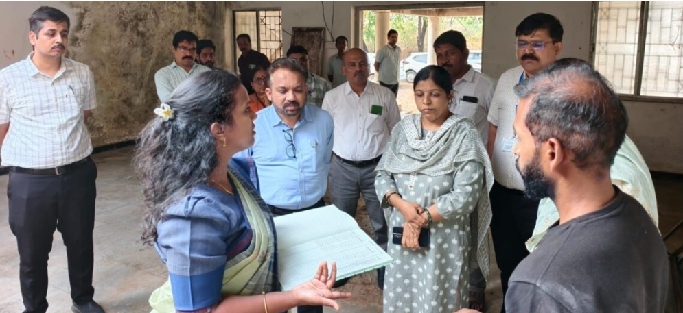 You are currently viewing कणकवलीतील कुत्रे निर्बीजिकरण केंद्राची जिल्हाधिकाऱ्यांकडून पाहणी