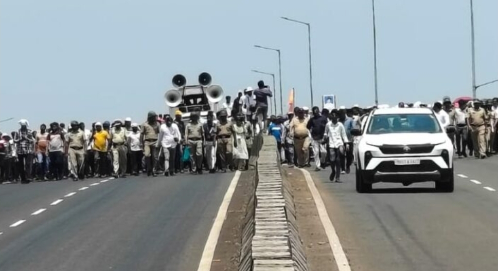 You are currently viewing नुकसानभरपाईच्या मागणीसाठी नांदगावात रास्ता रोको