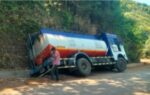 फोंडाघाटात इंधन टँकर गटारात कलंडला
