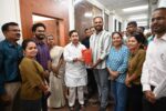 समस्या मांडली… समाधान मिळाले; कृतज्ञतेने पालकमंत्र्यांची भावनिक भेट