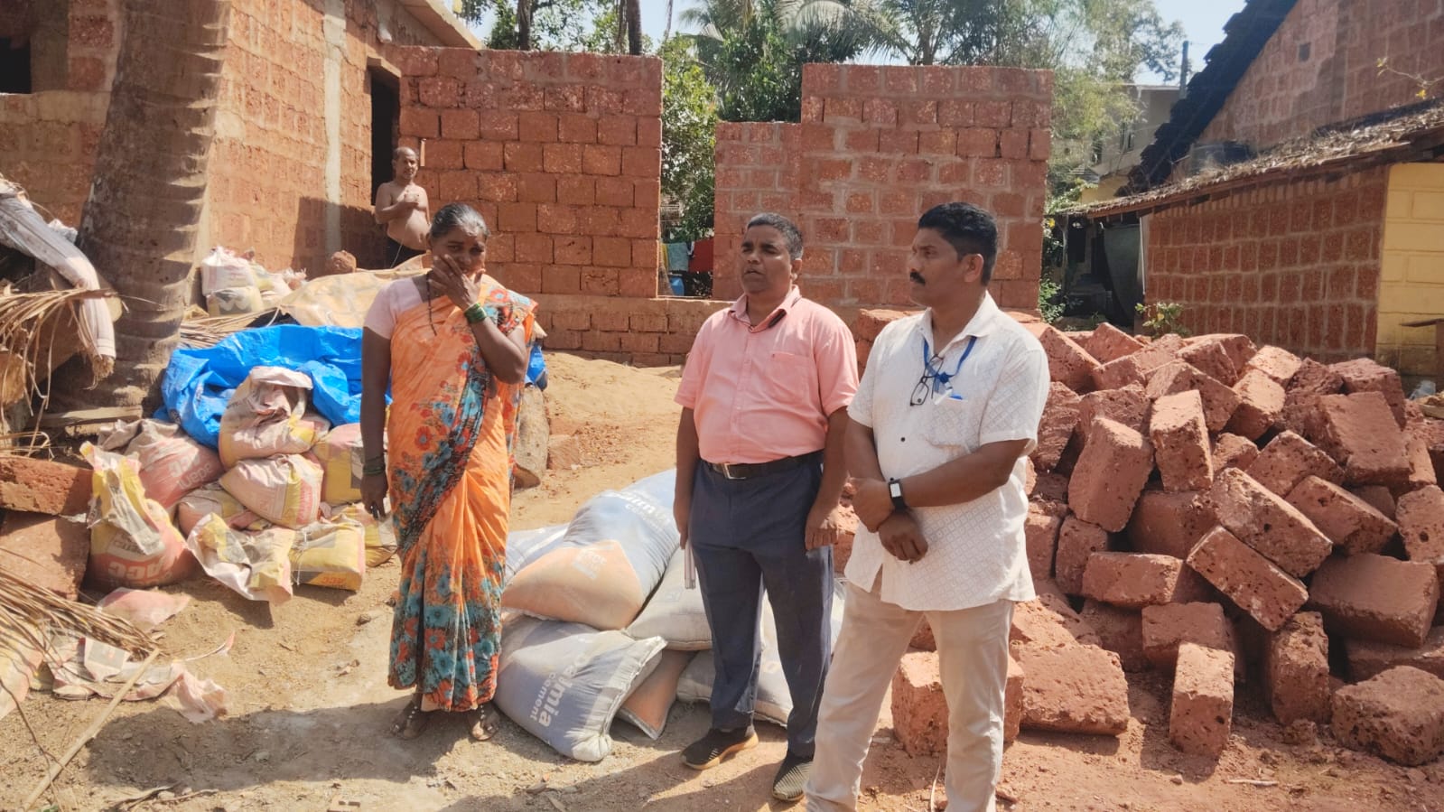 You are currently viewing चिंतेत असलेल्या माधुरी मेस्त्री यांना साईकृपा संस्था अध्यक्ष अनिल शिंगाडे सर यांचे बहुमलाचे सहकार्य