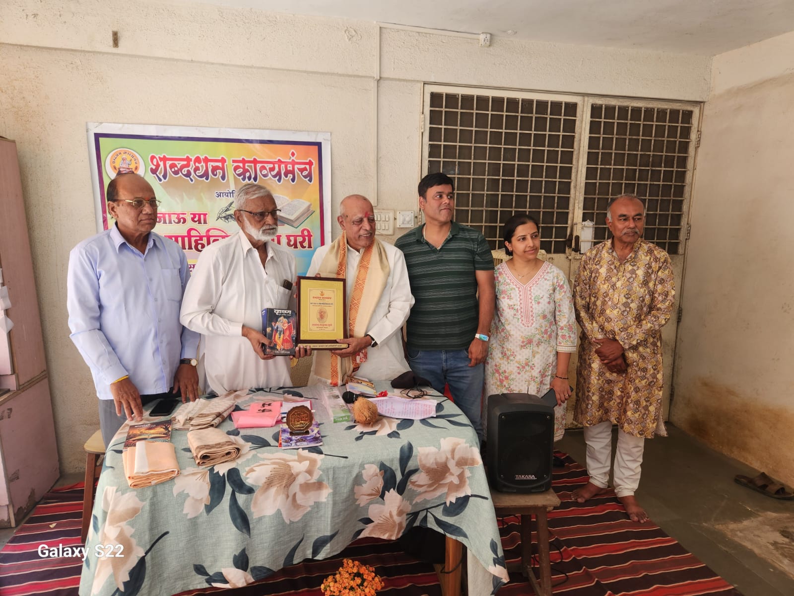 You are currently viewing समाजाशी समन्वय साधणारा खरा साहित्यिक! – प्रा. तुकाराम पाटील