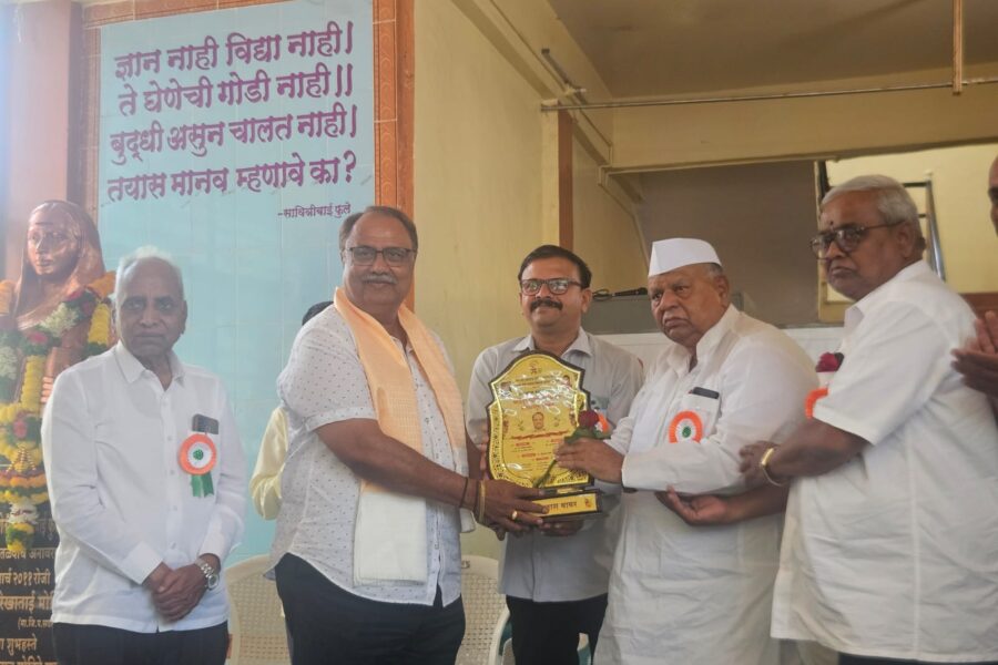 खेडमध्ये फुले विचारांचा काव्यजागर; विलास बाबर यांना ‘काव्यकस्तुरी’ पुरस्कार