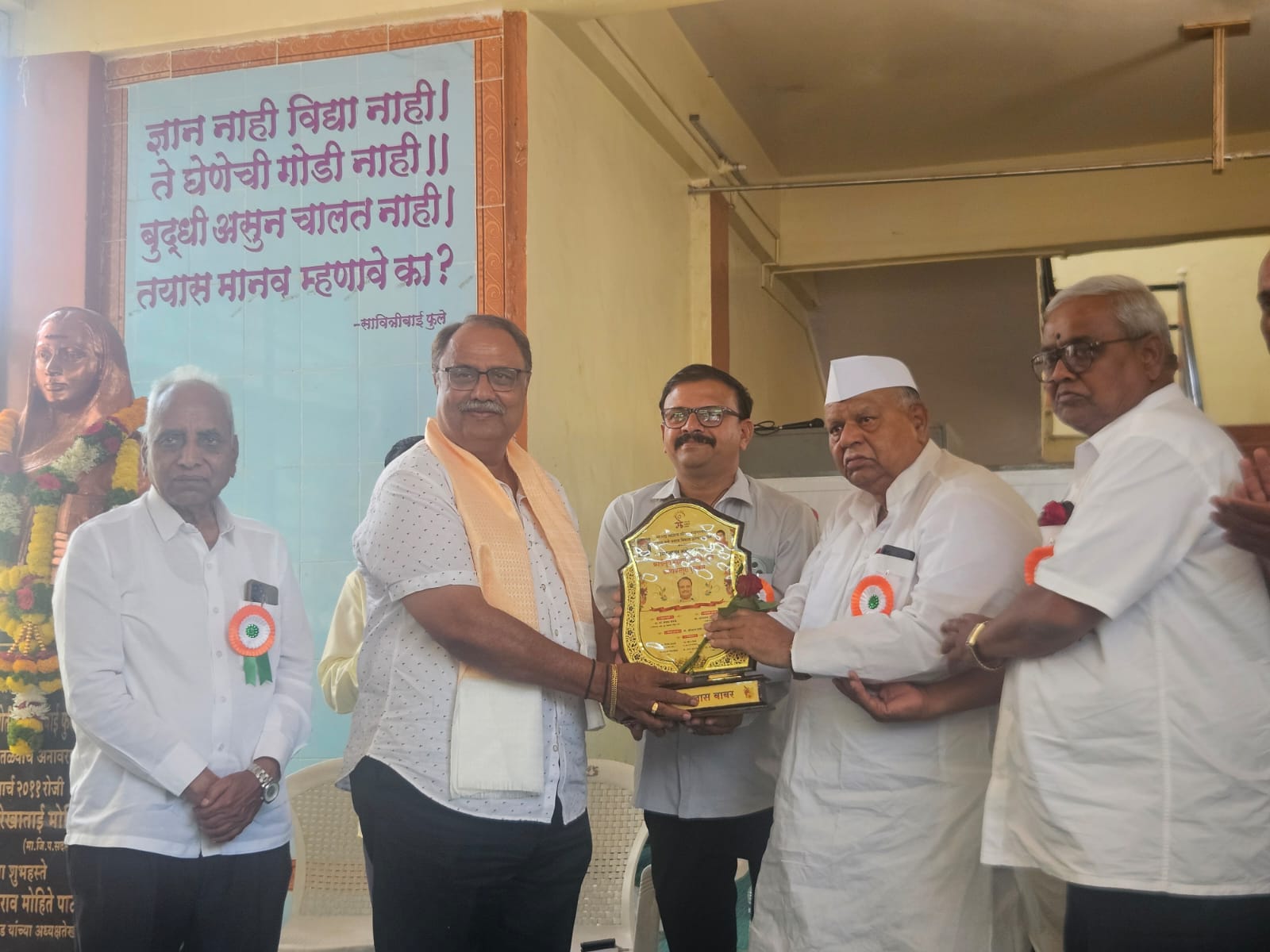 You are currently viewing खेडमध्ये फुले विचारांचा काव्यजागर; विलास बाबर यांना ‘काव्यकस्तुरी’ पुरस्कार