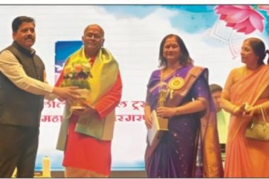 अलका कुबल यांच्या हस्ते प्रा. काठोळे यांचा सत्कार