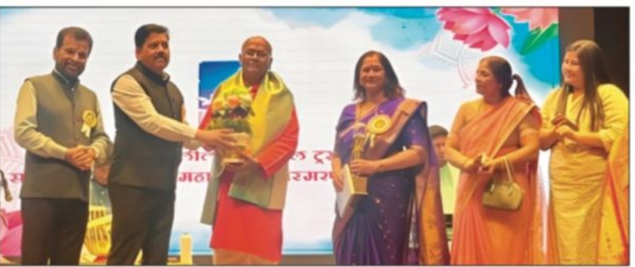 You are currently viewing अलका कुबल यांच्या हस्ते प्रा. काठोळे यांचा सत्कार