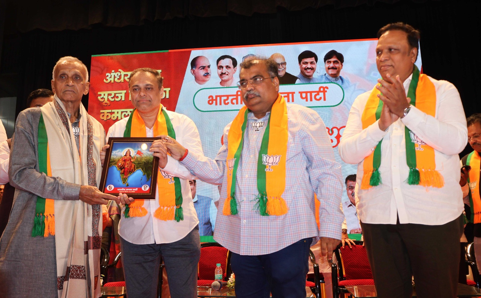 You are currently viewing मुंबईत शरद चव्हाण यांचा सत्कार