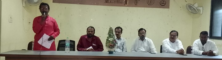 You are currently viewing व्यवस्थेच्या डोळ्यात अंजन घालण्याचे काम महात्मा फुले यांनी केले – शाहीर मनोहर पवार