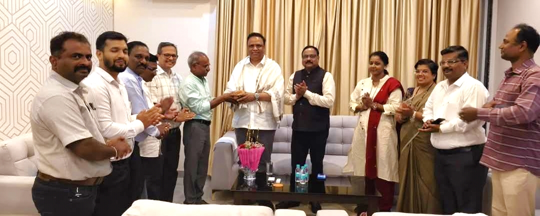 You are currently viewing सागरी किल्ले अध्ययन केंद्रासाठी पुढाकाराबद्दल कणकवली येथे सांस्कृतिक कार्यमंत्री आशिष शेलार यांचा कृतज्ञतापूर्वक सन्मान