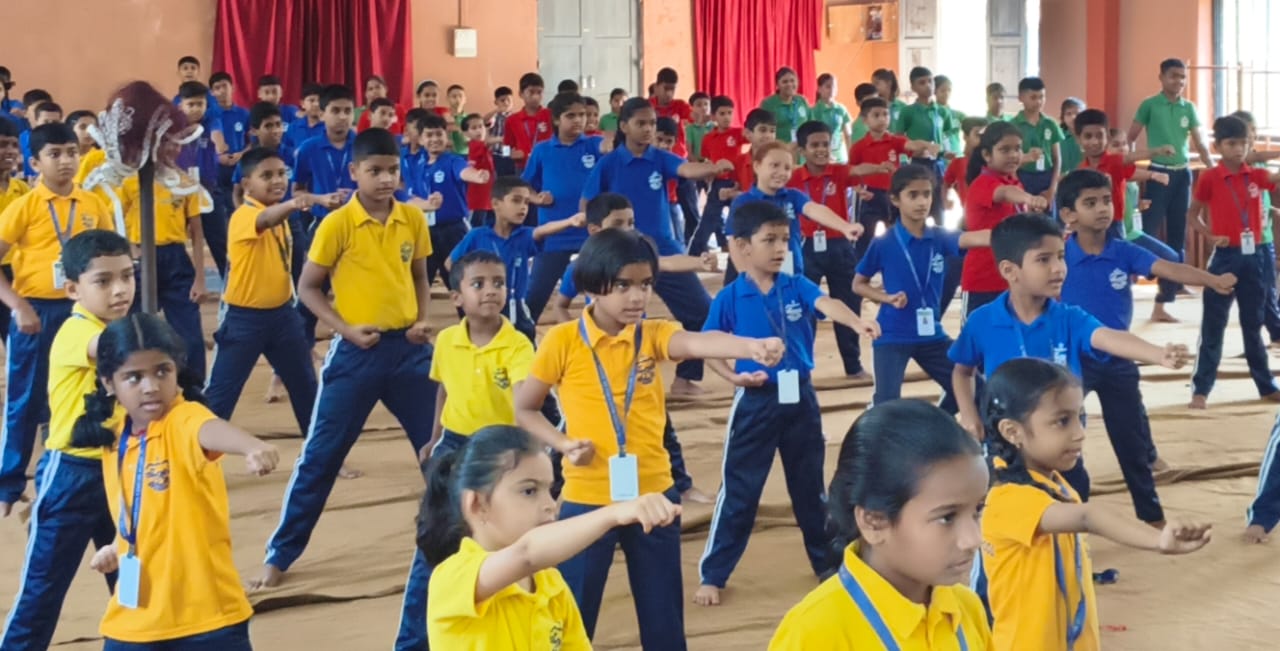 You are currently viewing मदर क्वीन्सच्या विद्यार्थ्यांनी घेतले जुदो ,कराटे ,बॉक्सिंग चे धडे!