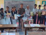 माजी विद्यार्थ्यांकडून इयत्ता दहावीच्या विद्यार्थ्यांना पाठ्यपुस्तक संच भेट